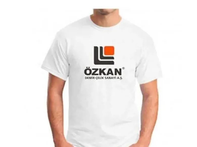 Göğsüne firma logosu baskılanmış beyaz tişört, bir modelin üzerinde